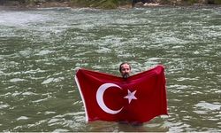 Kastamonu'da şelaleyi tanıtmak için buz gibi suda yüzdü