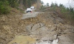 Kastamonu'da heyelan yolu çökertti, köyler ayrıldı