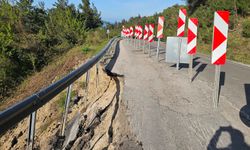 Cide yolundaki heyelan tehlike oluşturuyor