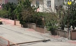 Tosya’da şiddetli rüzgar direği devirdi
