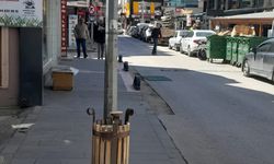 Kastamonu'da kaldırım ortasında elektrik direği!