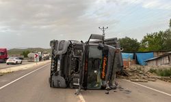 Kastamonu'da devrilen tır karşı şeritteki otomobile çarptı
