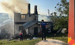 Kastamonu'da iki katlı ahşap ev cayır cayır yandı