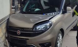Kastamonu’da lastiğini patlayan araç metruk eve çarptı