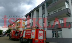 Kastamonu'da dört katlı binanın çatı katından duman yükseldi