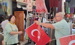 Cide’de AK Parti bayrak dağıttı