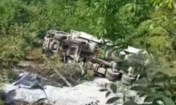 Kastamonu’da bahçeye yuvarlanan kamyonun şoförü yaralandı