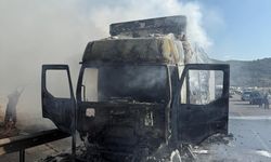 Tosya’da D100’de şofben yüklü tır yanarak küle döndü
