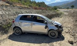 Kastamonu Hanönü’nde otomobil şarampole devrildi