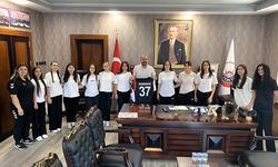 Genç sporcular, Başkan Kavaklıgil'in makamında