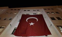 Şehit Astsubay Özcan’ın komşudaki baba ocağına Türk bayrağı asıldı