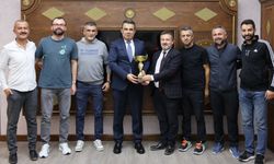 Kastamonu’nun şampiyon öğretmenleri kupayı takdim etti
