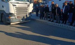 Karşıya geçmek isteyen çocuk tırın altında kaldı