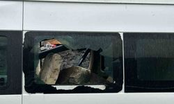 Seyir halindeki minibüsün üzerine dev kaya düştü