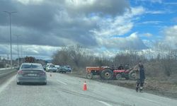 Cenaze aracı ile traktör çarpıştı, 4 kişi yaralandı