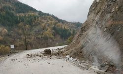 Cide-Şenpazar yolunda heyelan!