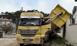 Hafriyat kamyonu lise duvarına devrildi