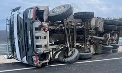 Taşköprü-Hanönü yolunda beton mikseri devrildi