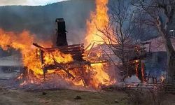 Taşköprü’de çıkan yangın ahşap evi yuttu