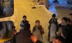 Çocuklar istedi, belediye ekipleri yolu tuzlamaktan vazgeçti...