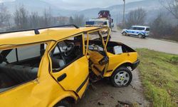 Komşu ilde otomobil demir bariyere çarptı: 1 yaralı