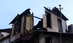 Alev alev yanan tarihi konaktan geriye duvarları kaldı