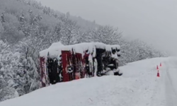 Kastamonu-İnebolu yolunda doğalgaz yüklü tır devrildi