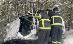 Otomobil şarampole yuvarlandı! 1'i çocuk 2 yaralı