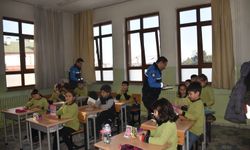 Kastamonu Polisi'nden öğrencilere karne hediyesi