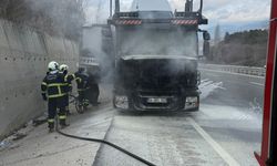 Kastamonu'da seyir halindeki çekici alevlere teslim oldu