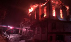 Akmescit'teki yangın kontrol altında: Tarihi konak yok oldu!