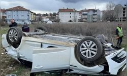 SON DAKİKA: Otomobil takla attı, iki genç yaralandı