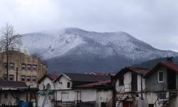 Sahilde yağmur, tepelerde kar var: Cide buz kesiyor!
