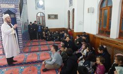 Teravih namazı kılan çocuklar ikramla ödüllendirildi