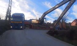 Cide'de virajı alamayan tır yolu ulaşıma kapattı