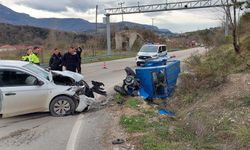 Cide'de otomobil ile pat pat çarpıştı: 3 yaralı