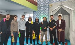 Üniversiteli gençler Cide’de cami temizledi