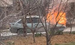 Kuzeykent’te park halindeki otomobil alev aldı