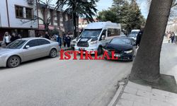 Kastamonu'da iki otomobil çarpıştı, trafik felç oldu!