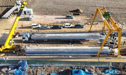 İnönü Mahallesi’ndeki köprüde kirişler yerleştiriliyor