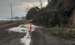 Çatalzeytin’de yamaç çöktü, karayolu ulaşıma kapandı