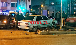 SON DAKİKA: Çarpıştığı otomobil ile birlikte refüje fırladı!