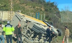 Taş yüklü kamyon şarampole devrildi