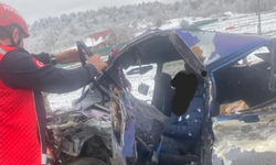 Kazada bir araç hurdaya döndü; yaralılar var