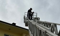 Üç katlı binanın çatısında zorlu operasyon!