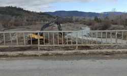 Ulaşıma kapanan yola geçici köprü!