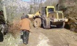 Cide'de heyelanın kapattığı köy yolu ulaşıma açıldı