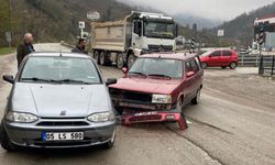 Abdurrahmanpaşa Caddesi’nde iki otomobil çarpıştı