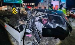 TEM’de otomobil bariyerlere saplandı: 2 kişi ağır yaralandı