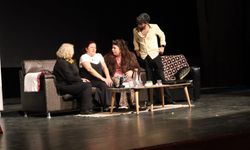 Cide’de sahnelenen tiyatro oyununda izleyicileri salon almadı